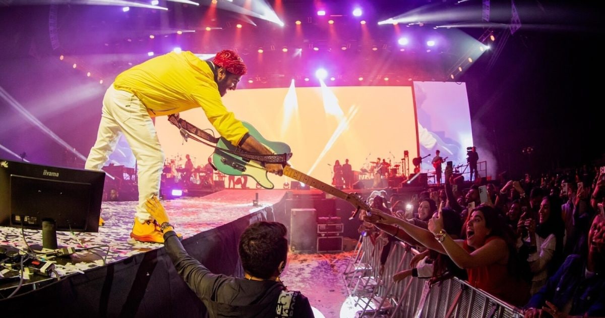 बॉलीवुड का रॉकस्टार, 414 करोड़ के साम्राज्य का है मालिक, फिर भी पहनता है चप्पल