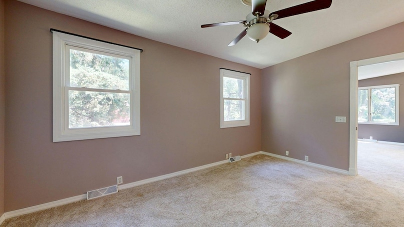 ಸಾಮಾನ್ಯವಾಗಿ ನಾವು ಬಳಸೋ ಸೀಲಿಂಗ್ ಫ್ಯಾನ್‌ಗಳು 60W ನಿಂದ 80W ವರೆಗೆ ಪವರ್ ಬಳಸುತ್ತವೆ. ಉದಾಹರಣೆಗೆ, ನಿಮ್ಮ ಮನೆಯಲ್ಲಿರೋದು 75 ವ್ಯಾಟ್ಸ್ (Watts) ಫ್ಯಾನ್ ಅಂದುಕೊಳ್ಳೋಣ. ಇದು ಒಂದು ಗಂಟೆ ಓಡಿದರೆ ಸುಮಾರು 0.075 ಯೂನಿಟ್ ವಿದ್ಯುತ್ ಖರ್ಚು ಮಾಡುತ್ತೆ. ಈ ಸಣ್ಣ ಲೆಕ್ಕಾಚಾರವೇ ನಿಮ್ಮ ತಿಂಗಳ ಬಿಲ್ ನಿರ್ಧಾರ ಮಾಡೋದು.