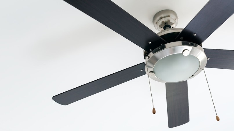 ನೀವು ಪ್ರತಿದಿನ ಸರಾಸರಿ 10 ಗಂಟೆಗಳ ಕಾಲ ಫ್ಯಾನ್ ಚಲಾಯಿಸಿದರೆ, ದಿನಕ್ಕೆ ಸುಮಾರು 0.75 ಯೂನಿಟ್ ವಿದ್ಯುತ್ ಖರ್ಚಾಗುತ್ತೆ. ಅಂದ್ರೆ, 30 ದಿನಗಳ ಒಂದು ತಿಂಗಳಿಗೆ ಲೆಕ್ಕ ಹಾಕಿದ್ರೆ ಬರೋಬ್ಬರಿ 22.5 ಯೂನಿಟ್ (Units) ಒಂದು ಫ್ಯಾನ್‌ನಿಂದಲೇ ಖಾಲಿಯಾಗುತ್ತೆ. ಇದು ಕೇವಲ ಒಂದು ಫ್ಯಾನ್‌ನ ಕಥೆ ಮಾತ್ರ!