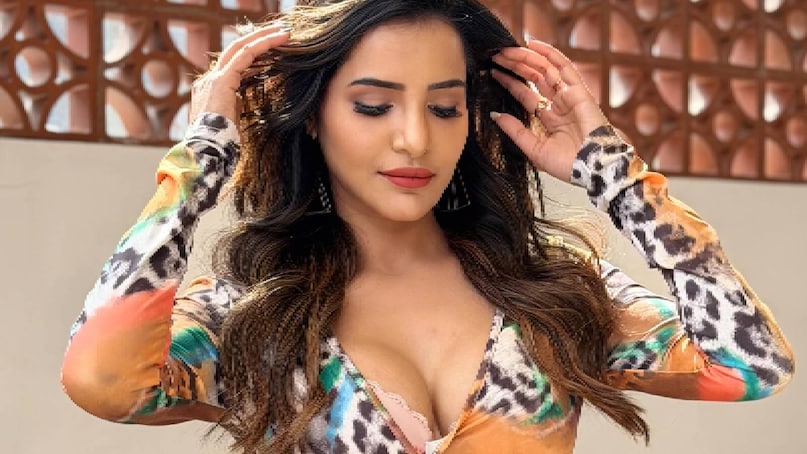 രണ്ടു മാസങ്ങൾക്കുള്ളിൽ അവർ സുഹൃത്തുക്കളായി. വിവാഹമോചിതനായത് ഒരു വിഷയമല്ലെന്നും, വിവാഹം ചെയ്യാം എന്നുമായിരുന്നു നടി അദ്ദേഹത്തിന് നൽകിയ വാഗ്ദാനം എന്ന് പോലീസ്. വിവാഹാലോചന അംഗീകരിച്ചതും, തന്റെ H-1B വിസയ്ക്ക് ചില പ്രശ്നങ്ങൾ ഉള്ളതായി അവർ യുവാവിനെ ധരിപ്പിച്ചു. അമേരിക്കയിൽ ഉന്നതപഠനം നടത്താൻ എടുത്ത വിദ്യാഭ്യാസ ലോൺ അടയ്ക്കാൻ ബാക്കിയുണ്ടെന്നും പറഞ്ഞു. പിതാവ് കുടുംബത്തിന് സാമ്പത്തിക സഹായം നൽകുന്നത് അവസാനിപ്പിച്ചതിനാൽ, സിനിമയിൽ കരിയർ കെട്ടിപ്പടുത്താൻ ആഗ്രഹമുണ്ടെന്നും നടി വ്യക്തമാക്കി (തുടർന്ന് വായിക്കുക)