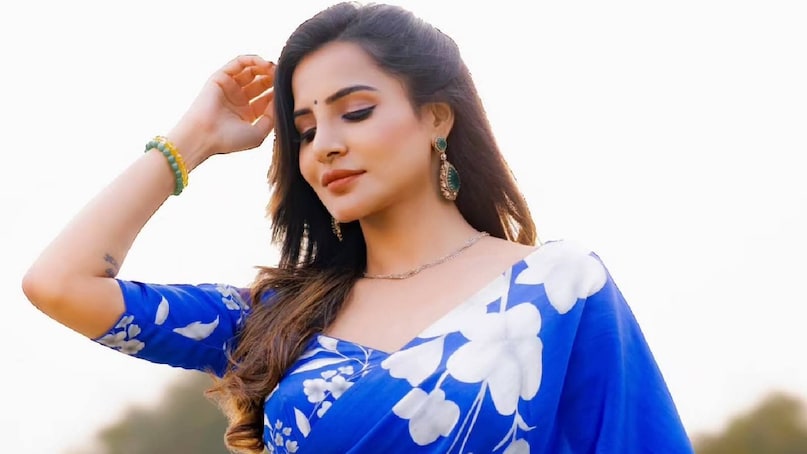 ഒടുവിൽ ഒരു തെലുങ്ക് നടന്റെ മധ്യസ്ഥ ചർച്ചയും നടന്നു. ഇതോടു കൂടി 70 ലക്ഷം രൂപ മടക്കിനൽകാം എന്ന ഉറപ്പിന്മേൽ നടി ഒപ്പിട്ട ചെക്കുകൾ നൽകി. അവിടെയും യുവതി വാക്ക് പാലിക്കുന്നതിൽ പരാജയപ്പെട്ടു. ഇവിടം കൊണ്ടും ഇദ്ദേഹം നേരിട്ട പ്രയാസങ്ങൾ അവസാനിച്ചില്ല. അതിനു ശേഷം അദ്ദേഹത്തിന് ലഭിച്ചത് നടിയുടെ വീട്ടുകാരുടെ ഇടപെടലായിരുന്നു. 2020 നവംബറിൽ നടത്തിയ കോളിൽ, യുവതി ബ്രേക്കപ്പിനെ തുടർന്ന് വിഷാദത്തിലായെന്നും, മകളെ നേരിട്ട് കണ്ട് ബന്ധം പുനഃസ്ഥാപിക്കണം എന്നുമായിരുന്നു അവരുടെ ആവശ്യം