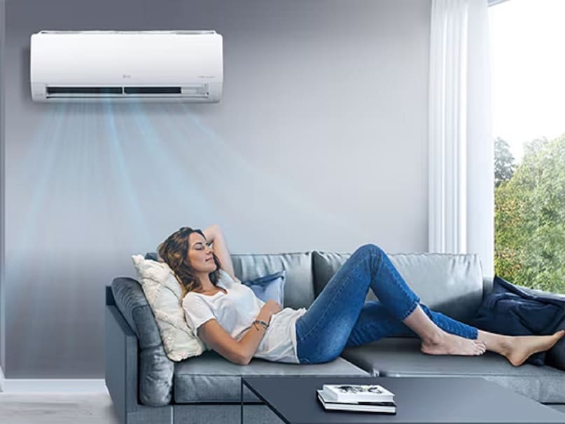 20 डिग्री तापमानावर एसी किती वीज वापरतो? : समजा तुम्ही 1.5 टनचा AC 20 डिग्रीवर चालवला. तर अशावेळी एसी कंप्रेसर सतत खोलीचं तापमान 20 डिग्रीवर पोहोचवण्यासाठी मेहनत करत असते. सरासरी 1.5 टनच्या एसीची पॉवर रेटिंग जवळपास 1500 ते 1600 वॉट असते. अशावेळी AC 1.5 ते 1.6 यूनिट प्रति तास वीज खाते. महत्त्वाची गोष्ट म्हणजे, एसीची क्षमता आणि रेटिंगच्या हिशोबाने हे बिल कमी जास्त होऊ शकतं.