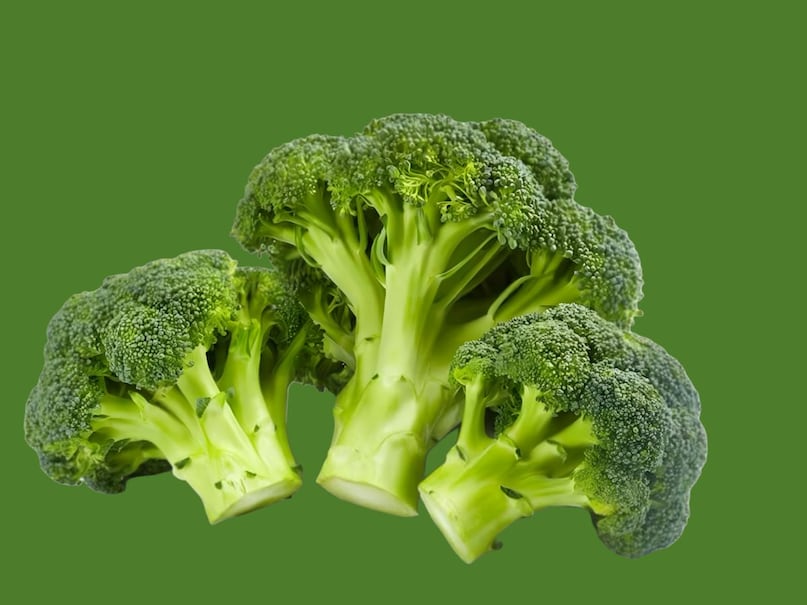 ब्रोकोली फिटनेस पसंद लोगों की पहली पसंद बन चुकी है. इसमें प्रोटीन अच्छा मिलता है और कैलोरी कम होती है. इसे उबालकर, हल्का भूनकर या सलाद में खाया जा सकता है.
