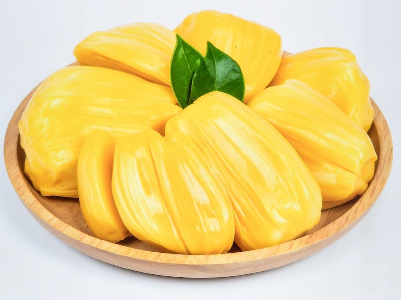 कटहल हमारे देश में लंबे समय से खाया जाता रहा है और यह पोषक तत्वों से भरपूर होता है. इसमें अच्छी मात्रा में पानी और फाइबर पाया जाता है, जो पाचन को बेहतर बनाने में मदद करता है. इसके अलावा इसमें विटामिन और मिनरल्स भी होते हैं, जो शरीर को ऊर्जा देने के साथ-साथ इम्युनिटी को मजबूत करते हैं. खास बात यह है कि कटहल का सिर्फ गूदा ही नहीं, बल्कि इसके बीज भी पोषण से भरपूर होते हैं और कई तरह से सेहत को फायदा पहुंचाते हैं. कटहल हमारे देश में लंबे समय से खाया जाता रहा है और यह पोषक तत्वों से भरपूर होता है. इसमें अच्छी मात्रा में पानी और फाइबर पाया जाता है, जो पाचन को बेहतर बनाने में मदद करता है. इसके अलावा इसमें विटामिन और मिनरल्स भी होते हैं, जो शरीर को ऊर्जा देने के साथ-साथ इम्युनिटी को मजबूत करते हैं. खास बात यह है कि कटहल का सिर्फ गूदा ही नहीं, बल्कि इसके बीज भी पोषण से भरपूर होते हैं और कई तरह से सेहत को फायदा पहुंचाते हैं.