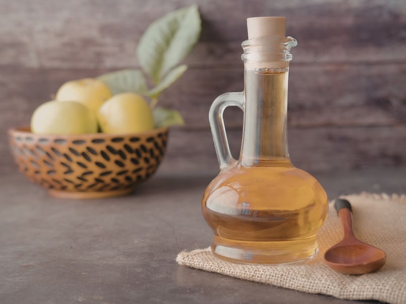 अगर इसे संतुलित डाइट के साथ लिया जाए, तो यह भूख को थोड़ा कंट्रोल करने में मदद कर सकता है. एप्पल साइडर विनेगर कुछ लोगों में पेट भरा महसूस कराने में मदद करता है, जिससे ओवरईटिंग कम हो सकती है. हालांकि वजन घटाने के लिए सिर्फ इसी पर निर्भर रहना सही नहीं है.