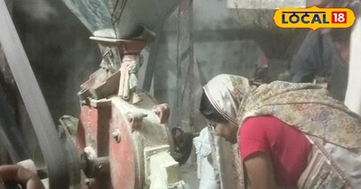 नीलम देवी की सफलता के पीछे पिछले चार वर्षों का कड़ा संघर्ष और अनुभव छिपा है. उन्होंने केवल मिल में निवेश ही नहीं किया, बल्कि वे स्वयं इन मशीनों का संचालन भी करती हैं. मिल में होने वाले हर बारीक काम, जैसे धान से चावल निकालना, गेहूं की पिसाई करना और मसालों को तैयार करना, इन सबमें वे पूरी तरह निपुण हो चुकी हैं. वे बताती हैं कि काम के घंटों की कोई निश्चित सीमा नहीं होती.