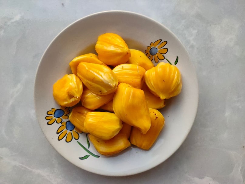 कुछ लोगों का मानना है कि कटहल पुरुषों की सेहत के लिए खासतौर पर फायदेमंद होता है. कहा जाता है कि यह शरीर को ताकत देता है और प्रजनन क्षमता को बेहतर बनाने में मदद करता है. इसके अलावा यह त्वचा और बालों के लिए भी अच्छा माना जाता है. कटहल में मौजूद पोषक तत्व खून की कमी को दूर करने में मदद कर सकते हैं और शरीर को अंदर से मजबूत बनाते हैं, जिससे ओवरऑल हेल्थ बेहतर होती है. कुछ लोगों का मानना है कि कटहल पुरुषों की सेहत के लिए खासतौर पर फायदेमंद होता है. कहा जाता है कि यह शरीर को ताकत देता है और प्रजनन क्षमता को बेहतर बनाने में मदद करता है. इसके अलावा यह त्वचा और बालों के लिए भी अच्छा माना जाता है. कटहल में मौजूद पोषक तत्व खून की कमी को दूर करने में मदद कर सकते हैं और शरीर को अंदर से मजबूत बनाते हैं, जिससे ओवरऑल हेल्थ बेहतर होती है.