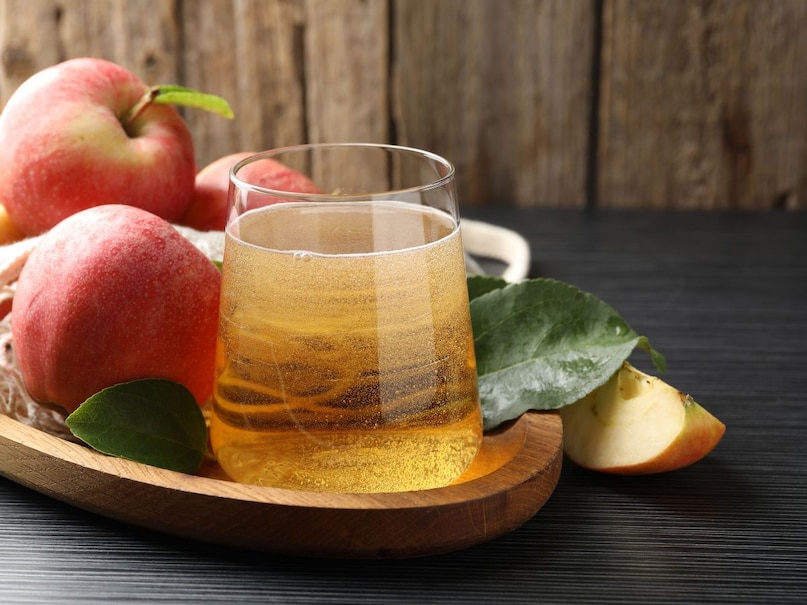 सुबह गुनगुने पानी में नींबू और थोड़ा एप्पल साइडर विनेगर मिलाकर पीने से कई लोग ताजगी महसूस करते हैं. इससे दिन की शुरुआत फ्रेश अंदाज में हो सकती है. हालांकि हर व्यक्ति पर असर अलग हो सकता है.