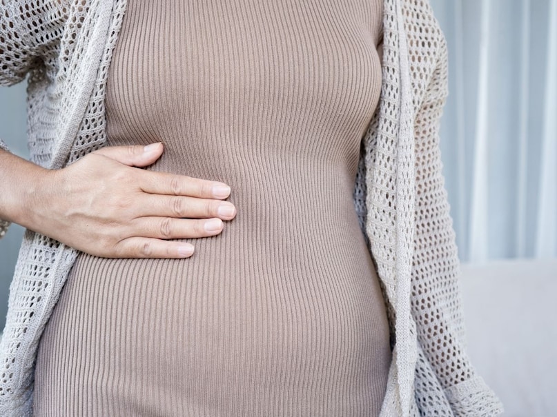 वैसे तो पित्त की थैली में पथरी के लक्षण शुरुआती स्टेज में साइलेंट होते हैं. लेकिन सूझबूझ इसे वक्त रहते पहचाना जा सकता है. जैसे कि पित्ताशय में पथरी बनने पर इसके दर्द का लोकेशन फिक्स्ड होता है. आपके पेट के ऊपरी दाहिने हिस्से में अचानक और तेजी से बढ़ता हुआ दर्द चेतावनी है कि पित्त की थैली में कुछ गड़बड़ी भी चल रही है. वैसे तो पित्त की थैली में पथरी के लक्षण शुरुआती स्टेज में साइलेंट होते हैं. लेकिन सूझबूझ इसे वक्त रहते पहचाना जा सकता है. जैसे कि पित्ताशय में पथरी बनने पर इसके दर्द का लोकेशन फिक्स्ड होता है. आपके पेट के ऊपरी दाहिने हिस्से में अचानक और तेजी से बढ़ता हुआ दर्द चेतावनी है कि पित्त की थैली में कुछ गड़बड़ी भी चल रही है.