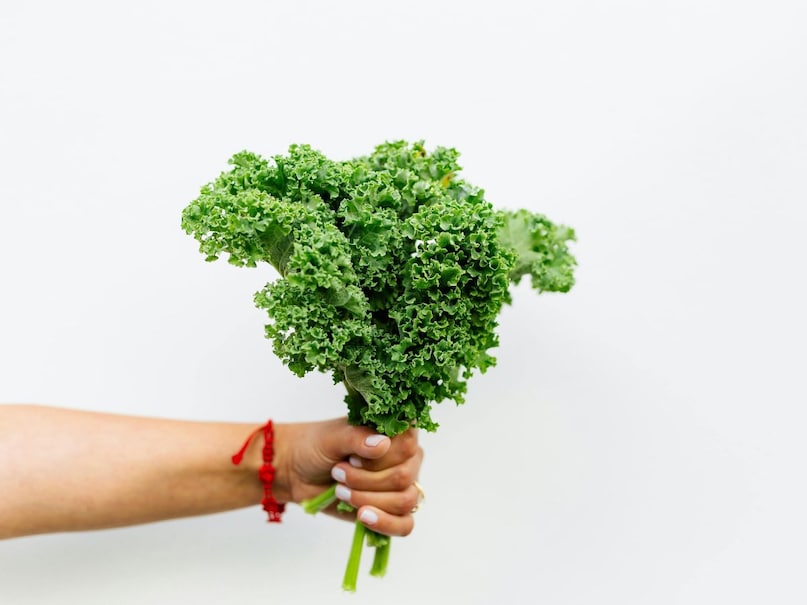 केल को बेहद पौष्टिक हरी पत्तेदार सब्जी माना जाता है, इसलिए इसे सुपरफूड भी कहा जाता है. इसमें अच्छी मात्रा में प्रोटीन, एंटीऑक्सीडेंट, विटामिन A, विटामिन C और विटामिन K पाए जाते हैं, जो शरीर की रोग प्रतिरोधक क्षमता बढ़ाने, हड्डियों को मजबूत रखने और शरीर को स्वस्थ बनाए रखने में मदद करते हैं. इसमें फैट बहुत कम होता है, इसलिए वजन कंट्रोल करने वालों के लिए यह अच्छा विकल्प है. केल को सलाद में कच्चा खाया जा सकता है, स्मूदी में मिलाया जा सकता है या सूप और सब्जी के रूप में भी लिया जा सकता है. करीब 100 ग्राम केल में लगभग 4.3 ग्राम प्रोटीन मिलता है, जिससे यह प्रोटीन, फाइबर और जरूरी पोषक तत्वों का बेहतरीन स्रोत बन जाती है.