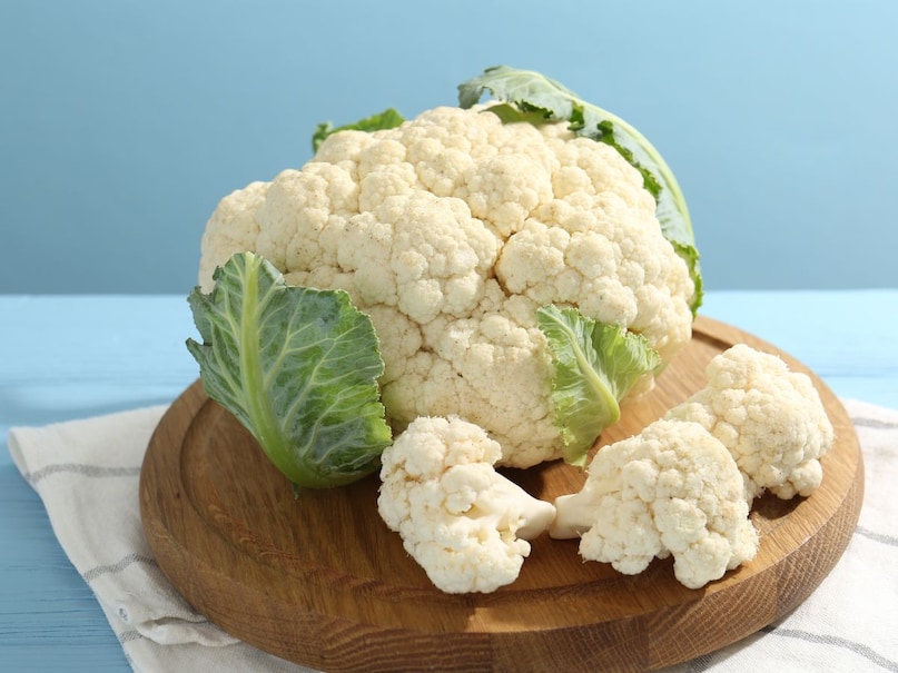 फूलगोभी एक ऐसी सब्जी है जिसे कई तरीकों से खाने में शामिल किया जा सकता है. इसमें प्रोटीन, फाइबर और विटामिन C अच्छी मात्रा में पाए जाते हैं, जबकि फैट और कैलोरी काफी कम होती है. यह पाचन को बेहतर रखने, इम्यूनिटी मजबूत करने और हेल्दी डाइट बनाए रखने में मददगार मानी जाती है. खास बात यह है कि इसे कई हाई कार्ब फूड्स की जगह इस्तेमाल किया जा सकता है. आप इससे गोभी राइस, मैश, पिज्जा बेस या मसालों के साथ रोस्ट करके स्वादिष्ट स्नैक बना सकते हैं. करीब 100 ग्राम फूलगोभी में लगभग 1.9 ग्राम प्रोटीन होता है. भले ही इसका प्रोटीन बहुत ज्यादा न हो, लेकिन पोषण और उपयोग के कई तरीकों की वजह से यह बेहद शानदार विकल्प है.