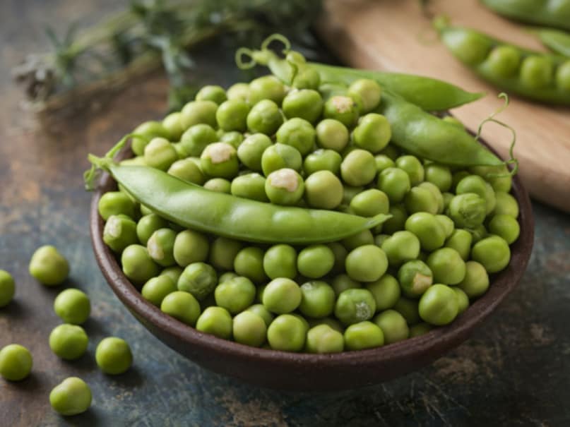 हरी मटर स्वादिष्ट होने के साथ प्रोटीन से भरपूर होती है. इसमें फाइबर भी अच्छा होता है, जिससे पेट देर तक भरा महसूस होता है. इसे पुलाव, सब्जी या स्नैक में इस्तेमाल करें.