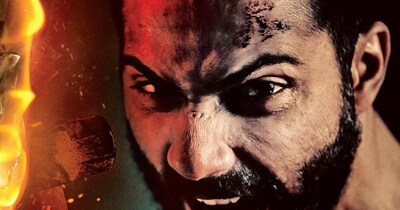 नई दिल्ली. बॉलीवुड फिल्मों में प्यार और बदले की कहानियां हमेशा से दर्शकों की पसंदीदा रही हैं. खासकर जब कहानी में हीरो अपने प्यार या पत्नी को खो देता है, तो उसका प्रतिशोध पर्दे पर एक अलग ही रोमांच पैदा करता है. विलेन के हाथों हीरोइन की मौत और फिर हीरो का काल बनकर टूटना, दर्शकों के भीतर सहानुभूति और गुस्से का ऐसा मिश्रण पैदा करता है जिसे बड़े पर्दे पर देखना काफी प्रभावशाली होता है. आज हम आपको ऐसी ही बेहतरीन फिल्मों के बारे में बताते हैं जिनकी बॉक्स ऑफिस पर खूब कमाई हुई है.