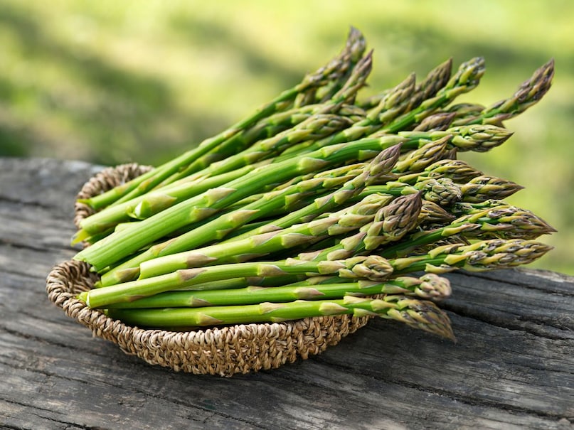 शतावरी (Asparagus) शतावरी एक पौष्टिक और हल्की सब्जी है, जिसमें अच्छी मात्रा में प्रोटीन के साथ फोलेट, फाइबर और एंटीऑक्सीडेंट पाए जाते हैं. इसमें फैट और कैलोरी कम होती है, इसलिए हेल्दी डाइट फॉलो करने वालों के लिए यह बढ़िया विकल्प मानी जाती है. यह पाचन को बेहतर रखने, दिल की सेहत को सपोर्ट करने और शरीर में सूजन कम करने में मददगार हो सकती है. इसका हल्का और स्वादिष्ट फ्लेवर इसे कई डिश में आसानी से शामिल करने लायक बनाता है. आप इसे ग्रिल करके, स्टीम करके, हल्का भूनकर या सलाद और पास्ता में मिलाकर खा सकते हैं. करीब 100 ग्राम शतावरी में लगभग 2.2 ग्राम प्रोटीन पाया जाता है, जो इसे हल्का लेकिन पोषण से भरपूर विकल्प बनाता है.