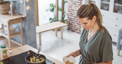 उन्हाळ्यात शरीर थंड आणि फिट ठेवण्यासाठी खा हे 8 पदार्थ, चेहरा उजळेल!