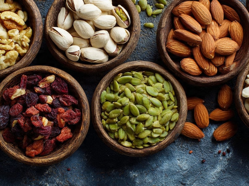 बादाम, अखरोट, मूंगफली, चिया सीड्स और फ्लैक्स सीड्स जैसे फूड्स हेल्दी फैट, प्रोटीन और मिनरल्स देते हैं. ये कैलोरी बढ़ाने और मसल्स गेन में मददगार हो सकते हैं. इन्हें सीमित मात्रा में स्नैक के तौर पर लिया जा सकता है.