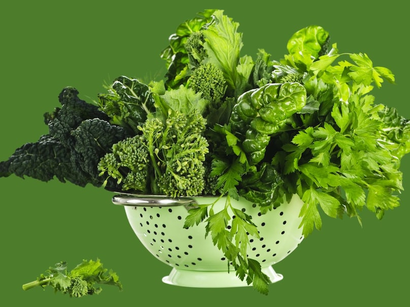 कॉलर्ड ग्रीन्स एक पौष्टिक हरी पत्तेदार सब्जी है, जिसमें अच्छी मात्रा में प्रोटीन, कैल्शियम, विटामिन K और फाइबर पाया जाता है. यह हड्डियों को मजबूत रखने, पाचन बेहतर करने और शरीर को स्वस्थ बनाए रखने में मददगार मानी जाती है. इसमें फैट बहुत कम होता है, इसलिए हेल्दी और बैलेंस डाइट के लिए यह अच्छा विकल्प है. कॉलर्ड ग्रीन्स को हल्का भूनकर, सूप या स्टू में डालकर खाया जा सकता है. इसे लो-कार्ब मील्स में रैप की तरह भी इस्तेमाल किया जाता है. करीब 100 ग्राम कॉलर्ड ग्रीन्स में लगभग 3 ग्राम प्रोटीन पाया जाता है, जिससे यह प्लांट बेस्ड हाई प्रोटीन डाइट के लिए शानदार विकल्प बन जाती है.