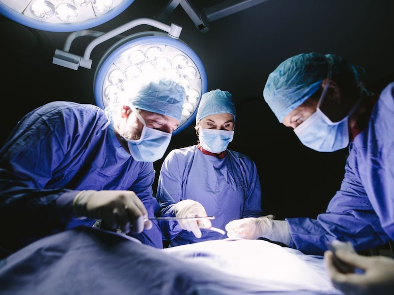 शुरुआती स्टेज पर पित्त की पथरी का इलाज आसानी से दवाओं और लाइफस्टाइल में बदलाव के साथ किया जा सकता है. लेकिन इसके लिए गालब्लैडर के लक्षणों को समय रहते पहचानना जरूरी है. शुरुआती स्टेज पर पित्त की पथरी का इलाज आसानी से दवाओं और लाइफस्टाइल में बदलाव के साथ किया जा सकता है. लेकिन इसके लिए गालब्लैडर के लक्षणों को समय रहते पहचानना जरूरी है.