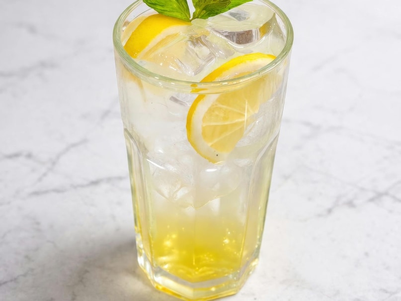 अगर सादा पानी पीना पसंद नहीं है, तो हल्के नींबू और पानी का मिश्रण पानी पीने की आदत बढ़ा सकता है. शरीर में पानी की सही मात्रा बनी रहना ऊर्जा, स्किन और पाचन तीनों के लिए जरूरी है.