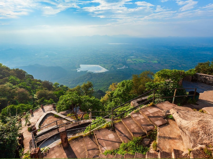 दार्जिलिंग : दार्जिलिंग चाय के बागान, टॉय ट्रेन और बादलों से ढकी पहाड़ियां इस जगह को बेहद खास बनाती हैं. यहां की सुबह और शाम का नज़ारा आपको हमेशा याद रहेगा.