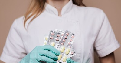 डॉक्टर के अनुसार तेजी से वजन घटाने से हड्डियों की डेंसिटी कम हो सकती है.