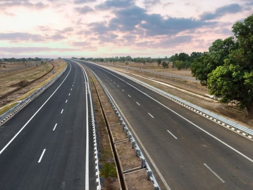 यह एक्सप्रेसवे हरियाणा, राजस्थान, मध्य प्रदेश, गुजरात और महाराष्ट्र जैसे राज्यों से होकर गुजरता है, जिससे इन क्षेत्रों के आर्थिक और बुनियादी ढांचे के विकास को भी बढ़ावा मिलेगा. वर्तमान में यह एक्सप्रेसवे 8 लेन का है, लेकिन इसका डिजाइन इस तरह से किया गया है कि भविष्य में यातायात बढ़ने पर इसे 12 लेन तक बढ़ाया जा सके.