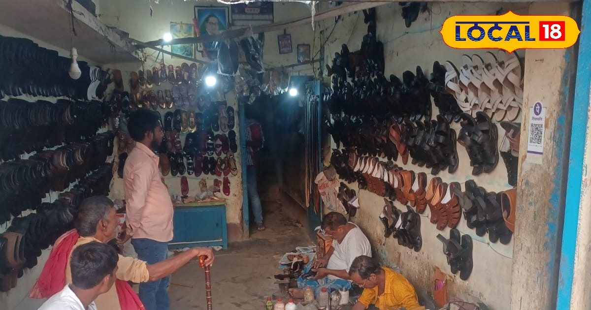 देवघर के कारीगर का कमाल, हाथों से बनाते हैं शानदार चमड़े के जूते, जानिए रेट