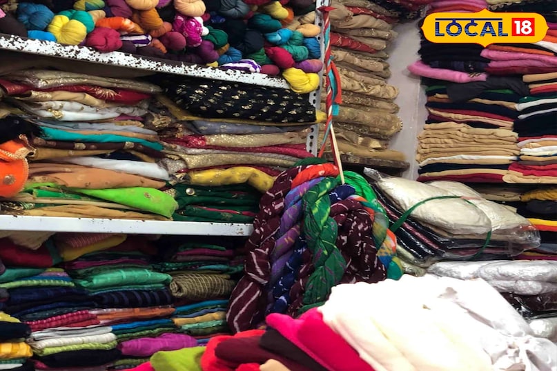 सुल्तान बाजार और कोटि यह मार्केट खासतौर पर महिलाओं के फैशन और ट्रेंडी कपड़ों के लिए जाना जाता है यह महिलाओं के सूट, कुर्ते, लेगिंग्स और लेटेस्ट फैशन एक्सेसरीज के लिए प्रसिद्ध है और इसकी खासियत यहाँ रिटेल और होलसेल दोनों काम बड़े स्तर पर होता है। अगर आप नया बिजनेस शुरू करना चाहते है तो यहाँ का कलेक्शन काफी अप-टू-डेट रहता है।