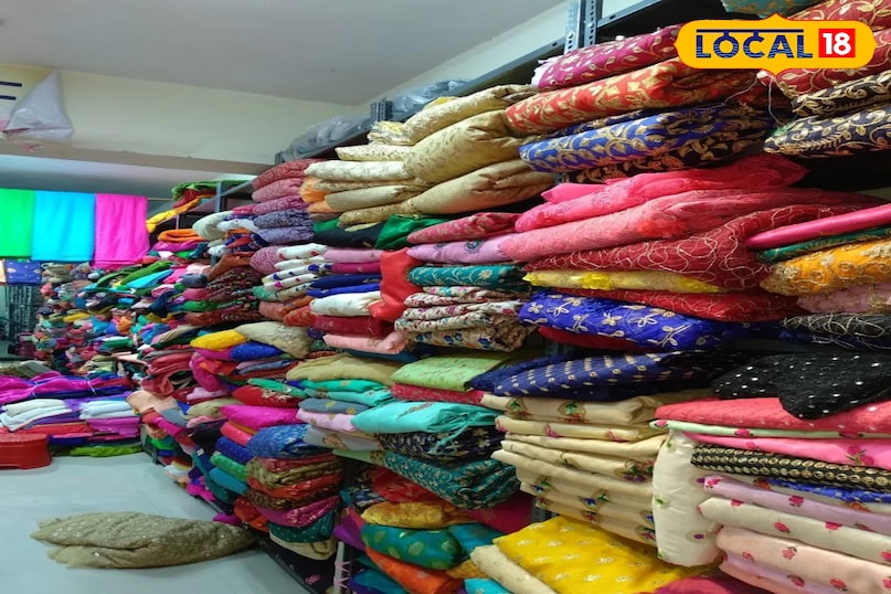 मदीना मार्केट यह हैदराबाद का सबसे बड़ा और पुराना कपड़ों का थोक बाजार है। यह लिए प्रसिद्ध साड़ी, ड्रेस मटेरियल, और शादी-ब्याह के भारी सूट के लिए प्रसिद्ध है इसकी खासियत यहाँ से पूरे तेलंगाना और आंध्र प्रदेश में कपड़ों की सप्लाई होती है। यहाँ आपको पाकिस्तानी सूट और डिजाइनर फैब्रिक के ढेर सारे विकल्प मिलेंगे।