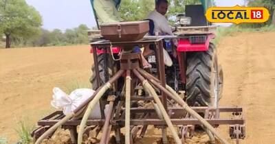 खेत में ट्रैक्टर 