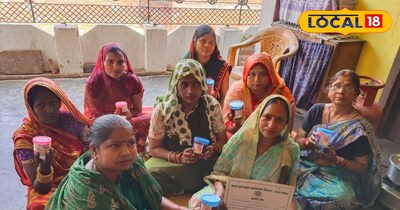 प्रशिक्षण का प्रमाण पत्र दिखाती महिलाएं 