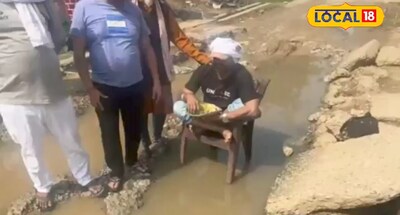 ये क्या! खुद चेयरमैन कीचड़ के बीच खुद कुर्सी लगा बैठ गया 3 घण्टे धरने पर अब हर को