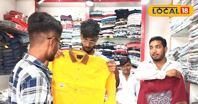 ग्राहकों को कपड़े बताते दुकानदार 