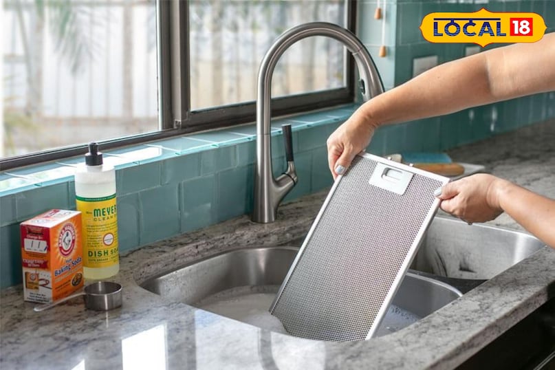 इसमें चिमनी फिल्टर को रख देना चाहिए और फिर टूथब्रश की मदद से साफ करना चाहिये इसमें चिमनी फिल्टर को रख देना चाहिए और फिर टूथब्रश की मदद से साफ करना चाहिये