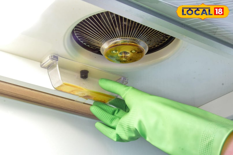 महीने में कम से कम एक बार चिमनी की सफाई जरूर करनी चाहिए. महीने में कम से कम एक बार चिमनी की सफाई जरूर करनी चाहिए.