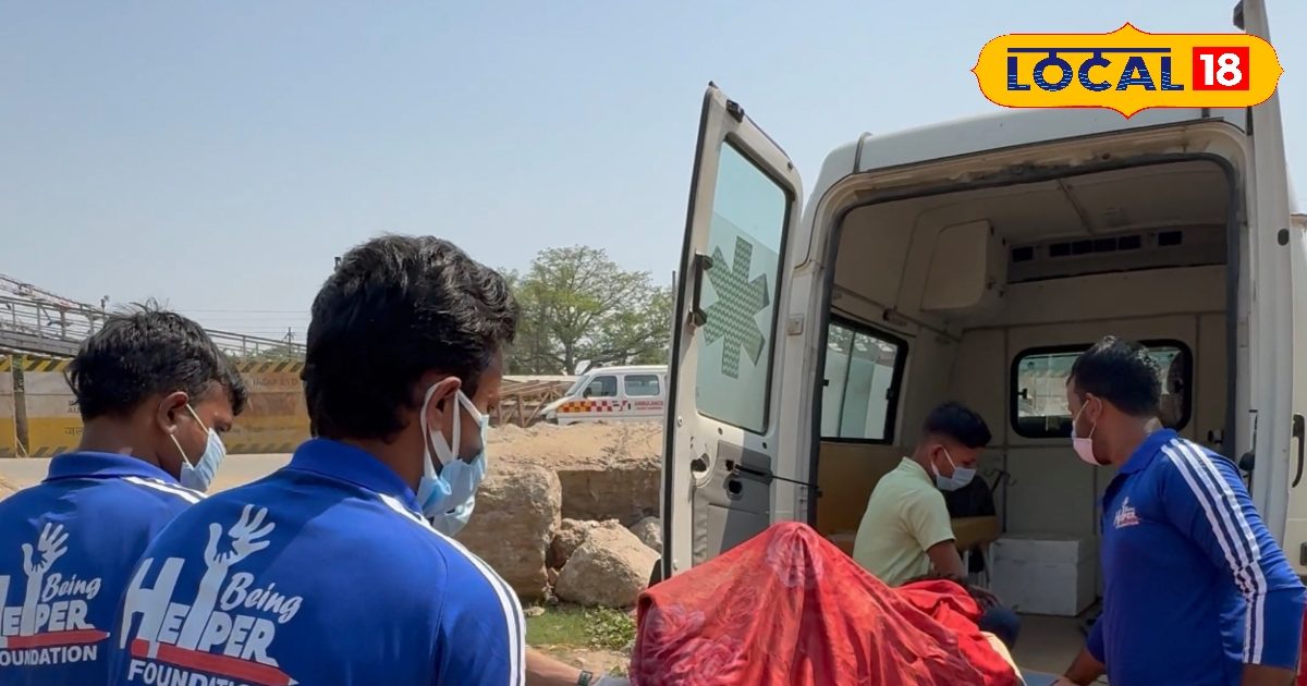 हादसे में घायल होकर तड़पता रहा शख्स, घाव में पड़े कीड़े, दुर्गंध इतनी कि गुजरना मुश्किल! युवाओं ने दिखाई इंसानियत