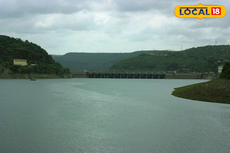 हेलीकॉप्टर यात्रा का पहला पड़ाव सोमासिला होगा। सोमासिला अपने मनोरम बैकवाटर के लिए प्रसिद्ध है। यहाँ पहुँचने पर पर्यटक न केवल रुकेंगे बल्कि उन्हें यहाँ के शांत वातावरण में नौका विहार का आनंद लेने का भी अवसर मिलेगा। यह स्थान जल पर्यटन के शौकीनों के लिए इस पूरे ट्रिप का एक मुख्य केंद्र बनकर उभरेगा।