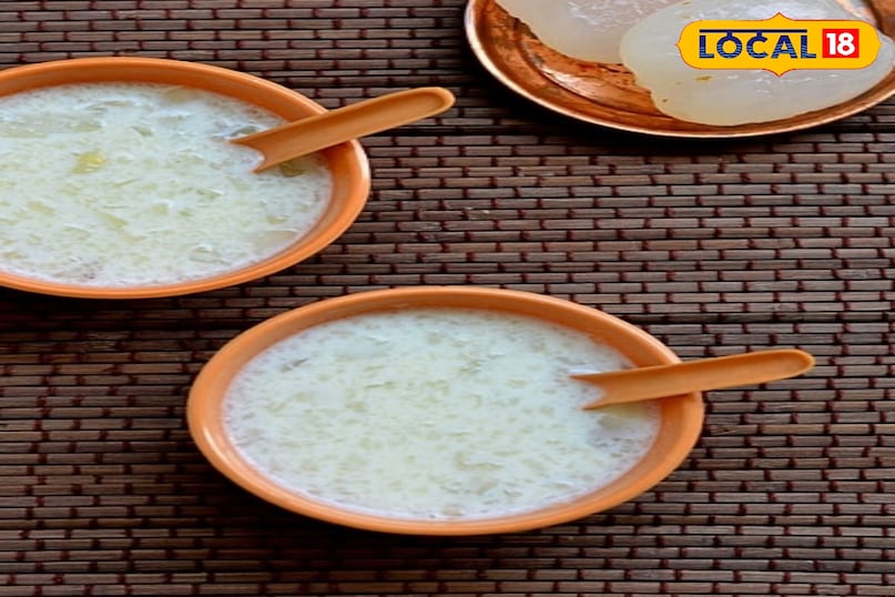 नुंगु ताड़ के पेड़ पर लगने वाला यह फल आइस एप्पल के नाम से भी मशहूर है। पारदर्शी और जेली जैसा यह फल पोटेशियम और विटामिन से भरपूर होता है। यह न केवल शरीर की गर्मी को सोख लेता है बल्कि गर्मियों में होने वाली त्वचा की समस्याओं और घमौरियों से भी राहत दिलाता है। इसका सेवन प्राकृतिक रूप से शरीर को भीतर से एसी जैसी ठंडक प्रदान करता है। नुंगु ताड़ के पेड़ पर लगने वाला यह फल आइस एप्पल के नाम से भी मशहूर है। पारदर्शी और जेली जैसा यह फल पोटेशियम और विटामिन से भरपूर होता है। यह न केवल शरीर की गर्मी को सोख लेता है बल्कि गर्मियों में होने वाली त्वचा की समस्याओं और घमौरियों से भी राहत दिलाता है। इसका सेवन प्राकृतिक रूप से शरीर को भीतर से एसी जैसी ठंडक प्रदान करता है।