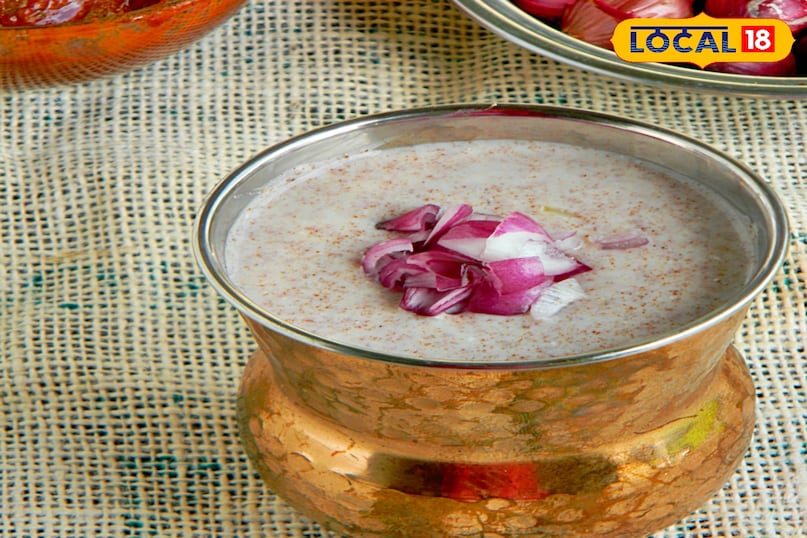 रागी कूझ रागी या मडुआ से बना कूझ एक प्राचीन और बेहद पौष्टिक व्यंजन है। इसे रात भर फर्मेंट खमीर उठाना किया जाता है जिससे इसकी तासीर और भी ठंडी हो जाती है। फाइबर और कैल्शियम से भरपूर यह ड्रिंक सुबह के नाश्ते के रूप में लोकप्रिय है जो दिनभर आपको हाइड्रेटेड और ऊर्जावान रखता है। रागी कूझ रागी या मडुआ से बना कूझ एक प्राचीन और बेहद पौष्टिक व्यंजन है। इसे रात भर फर्मेंट खमीर उठाना किया जाता है जिससे इसकी तासीर और भी ठंडी हो जाती है। फाइबर और कैल्शियम से भरपूर यह ड्रिंक सुबह के नाश्ते के रूप में लोकप्रिय है जो दिनभर आपको हाइड्रेटेड और ऊर्जावान रखता है।