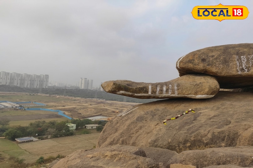 खाजा गुड़ा हिल्स मणिकोंडा के पास स्थित खाजा गुड़ा की पहाड़ियाँ अपनी विशाल चट्टानों के लिए प्रसिद्ध हैं। यह स्थान प्राकृतिक रॉक फॉर्मेशन का एक शानदार उदाहरण है। यहाँ से एक तरफ पुरानी विरासतों का एहसास होता है तो दूसरी तरफ हाई-टेक सिटी की गगनचुंबी इमारतें न्यू हैदराबाद की तस्वीर पेश करती हैं। ट्रेकिंग के शौकीनों के लिए यह फ्री में उपलब्ध सबसे रोमांचक जगह है। खाजा गुड़ा हिल्स मणिकोंडा के पास स्थित खाजा गुड़ा की पहाड़ियाँ अपनी विशाल चट्टानों के लिए प्रसिद्ध हैं। यह स्थान प्राकृतिक रॉक फॉर्मेशन का एक शानदार उदाहरण है। यहाँ से एक तरफ पुरानी विरासतों का एहसास होता है तो दूसरी तरफ हाई-टेक सिटी की गगनचुंबी इमारतें न्यू हैदराबाद की तस्वीर पेश करती हैं। ट्रेकिंग के शौकीनों के लिए यह फ्री में उपलब्ध सबसे रोमांचक जगह है।