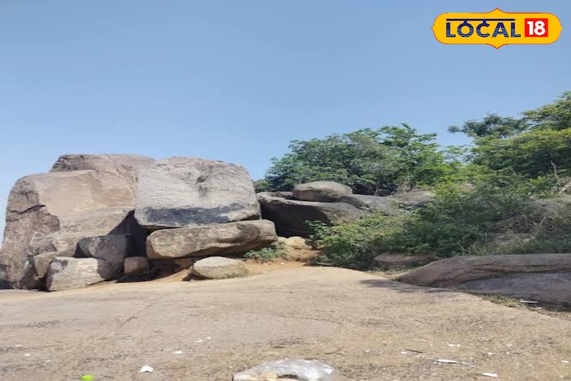 हुडा हाइट्स बंजारा हिल्स जैसे वीआईपी इलाके में स्थित हुडा हाइट्स एक ऐसा पॉइंट है जिसके बारे में बहुत कम लोग जानते हैं। यहाँ से न केवल शहर की स्काईलाइन दिखाई देती है बल्कि दूर स्थित गोलकुंडा किले का एक भव्य और अलग कोना भी नज़र आता है। यह जगह उन लोगों के लिए बेहतरीन है जो शहर के बीच रहकर भी एकांत की तलाश में हैं। हुडा हाइट्स बंजारा हिल्स जैसे वीआईपी इलाके में स्थित हुडा हाइट्स एक ऐसा पॉइंट है जिसके बारे में बहुत कम लोग जानते हैं। यहाँ से न केवल शहर की स्काईलाइन दिखाई देती है बल्कि दूर स्थित गोलकुंडा किले का एक भव्य और अलग कोना भी नज़र आता है। यह जगह उन लोगों के लिए बेहतरीन है जो शहर के बीच रहकर भी एकांत की तलाश में हैं।