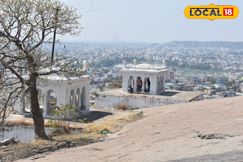 मौला अली हिल: 360-डिग्री का जादुई नज़ारा सिकंदराबाद के करीब स्थित मौला अली पहाड़ी सूर्यास्त प्रेमियों का पसंदीदा स्थान है। लगभग 500 सीढ़ियों की चढ़ाई के बाद जब आप ऊपर पहुँचते हैं, तो पूरी थकान शहर के 360-डिग्री व्यू को देखकर मिट जाती है। रात के समय यहाँ से दिखने वाली शहर की रोशनी किसी दीवाली के जश्न जैसी लगती है। यहाँ स्थित ऐतिहासिक दरगाह और पहाड़ी की शांति इसे एक रूहानी अनुभव बनाती है। मौला अली हिल: 360-डिग्री का जादुई नज़ारा सिकंदराबाद के करीब स्थित मौला अली पहाड़ी सूर्यास्त प्रेमियों का पसंदीदा स्थान है। लगभग 500 सीढ़ियों की चढ़ाई के बाद जब आप ऊपर पहुँचते हैं, तो पूरी थकान शहर के 360-डिग्री व्यू को देखकर मिट जाती है। रात के समय यहाँ से दिखने वाली शहर की रोशनी किसी दीवाली के जश्न जैसी लगती है। यहाँ स्थित ऐतिहासिक दरगाह और पहाड़ी की शांति इसे एक रूहानी अनुभव बनाती है।