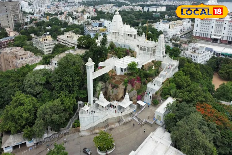 नौबत पहाड़ शहर के बिल्कुल केंद्र में स्थित नौबत पहाड़ पर बना बिरला मंदिर सफेद संगमरमर की नक्काशी के लिए जाना जाता है। इस ऊंची पहाड़ी से हुसैन सागर झील, बुद्ध प्रतिमा और लुम्बिनी पार्क का जो नज़ारा दिखता है वह शायद शहर में कहीं और से मुमकिन नहीं। शाम के वक्त जब झील के चारों ओर की लाइटें जलती हैं तो यहाँ से दिखने वाला दृश्य अद्भूत होता है। नौबत पहाड़ शहर के बिल्कुल केंद्र में स्थित नौबत पहाड़ पर बना बिरला मंदिर सफेद संगमरमर की नक्काशी के लिए जाना जाता है। इस ऊंची पहाड़ी से हुसैन सागर झील, बुद्ध प्रतिमा और लुम्बिनी पार्क का जो नज़ारा दिखता है वह शायद शहर में कहीं और से मुमकिन नहीं। शाम के वक्त जब झील के चारों ओर की लाइटें जलती हैं तो यहाँ से दिखने वाला दृश्य अद्भूत होता है।