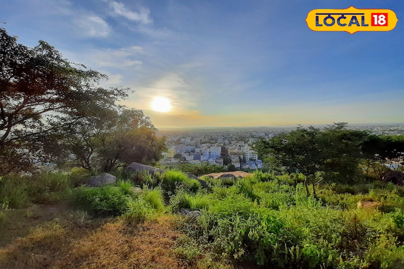 महेंद्र हिल्स यदि आप शहर की उमस और भीड़ से तंग आ चुके हैं तो महेंद्र हिल्स आपके लिए किसी हिल स्टेशन से कम नहीं है। अपनी ऊंचाई और हरियाली के कारण इसे स्थानीय लोग हैदराबाद का ऊटी भी कहते हैं। यहाँ से जुबली हिल्स की ऊंची इमारतें और शहर का विस्तार साफ देखा जा सकता है। सुबह की सैर और फोटोग्राफी के लिए यह एक बेहतरीन स्पॉट है। महेंद्र हिल्स यदि आप शहर की उमस और भीड़ से तंग आ चुके हैं तो महेंद्र हिल्स आपके लिए किसी हिल स्टेशन से कम नहीं है। अपनी ऊंचाई और हरियाली के कारण इसे स्थानीय लोग हैदराबाद का ऊटी भी कहते हैं। यहाँ से जुबली हिल्स की ऊंची इमारतें और शहर का विस्तार साफ देखा जा सकता है। सुबह की सैर और फोटोग्राफी के लिए यह एक बेहतरीन स्पॉट है।