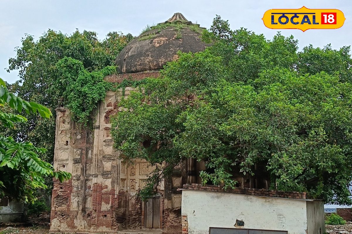 कभी संगमरमर से चमकता था मकबरा, आज टूटती दीवारें...जिसने बसाया शाहजहांपुर, उसी की विरासत बनी खंडहर!