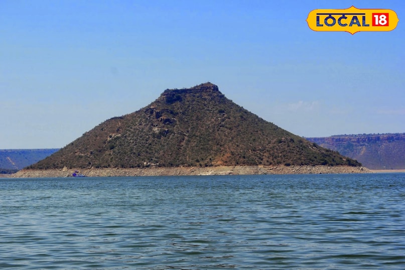 यल्लेश्वरगट्टू द्वीप यह द्वीप केवल नाव द्वारा पहुँचा जा सकता है और यहाँ स्थित पहाड़ियों पर ट्रेकिंग करना एक रोमांचक अनुभव है। यहाँ से नागार्जुन सागर का पैनोरमिक व्यू दिखाई देता है। इस द्वीप के पास ही प्राचीन बौद्ध सभ्यताओं के अवशेष मिले थे। पानी के बीच ऊँची पहाड़ियाँ इसे एक रहस्यमयी लुक देती हैं जिस कारण इसे अक्सर फोटोग्राफी के लिए सबसे अच्छी जगह माना जाता है।