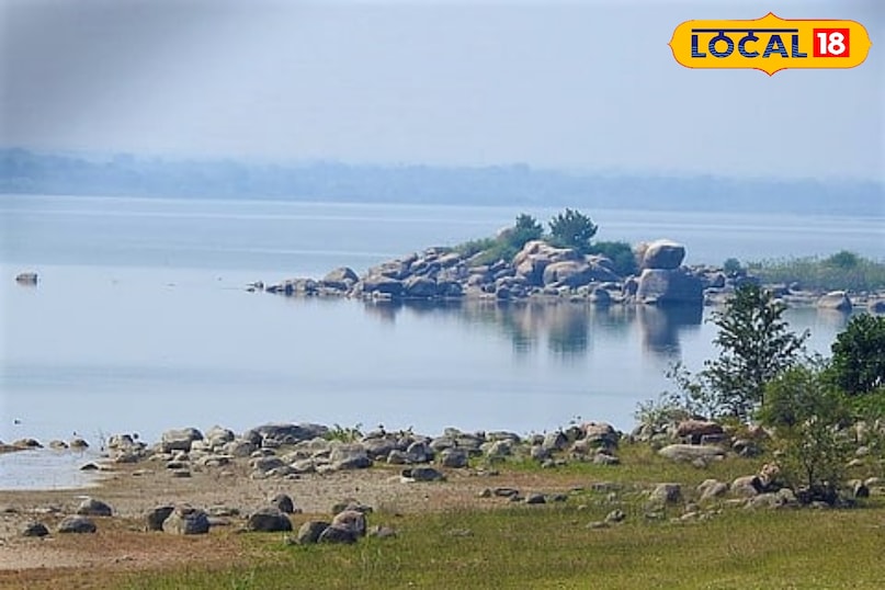 उस्मान सागर और हिमायत सागर इन झीलों का निर्माण 1920 के दशक में हैदराबाद को बाढ़ से बचाने और पीने के पानी की आपूर्ति के लिए मीर उस्मान अली खान के शासनकाल में किया गया था मानसून के बाद जब पानी थोड़ा कम होता है, तो उभरने वाले टापू फ्लेमिंगो और अन्य प्रवासी पक्षियों के अस्थायी घर बन जाते हैं।