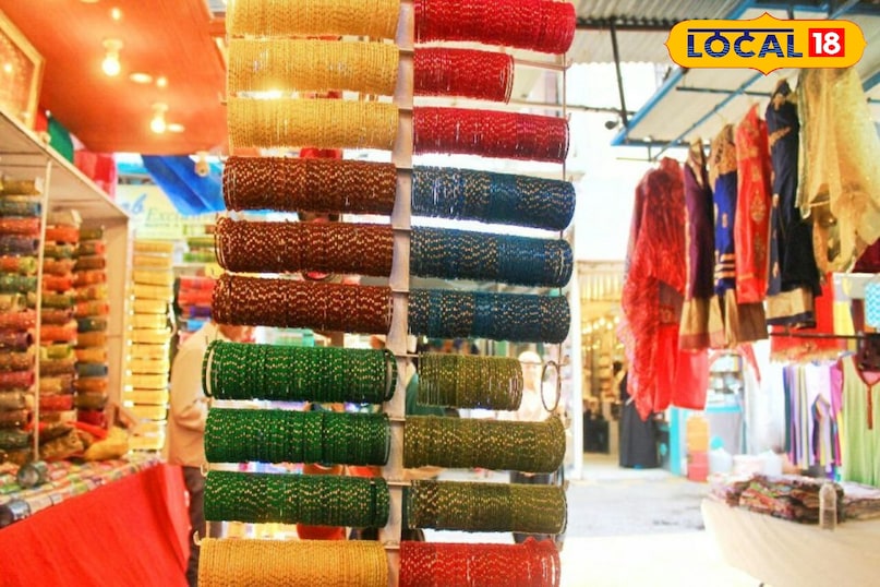 लाड बाज़ार चूड़ियों के लिए दुनिया भर में मशहूर चूड़ी बाज़ार में घूमना एक रंगीन अनुभव है। हालाँकि यहाँ हज़ारों के सेट मिलते हैं लेकिन 100 रुपए के बजट में आप 60 से  80 रुपए के बीच कांच की बेहतरीन चूड़ियों का एक छोटा सेट या शानदार ऑक्सीडाइज्ड झुमके खरीद सकते हैं। यहाँ की गलियों में इत्र की छोटी शीशियाँ भी 50 रुपए से शुरू हो जाती हैं जिनकी खुशबू आपके साथ लंबे समय तक रहेगी।