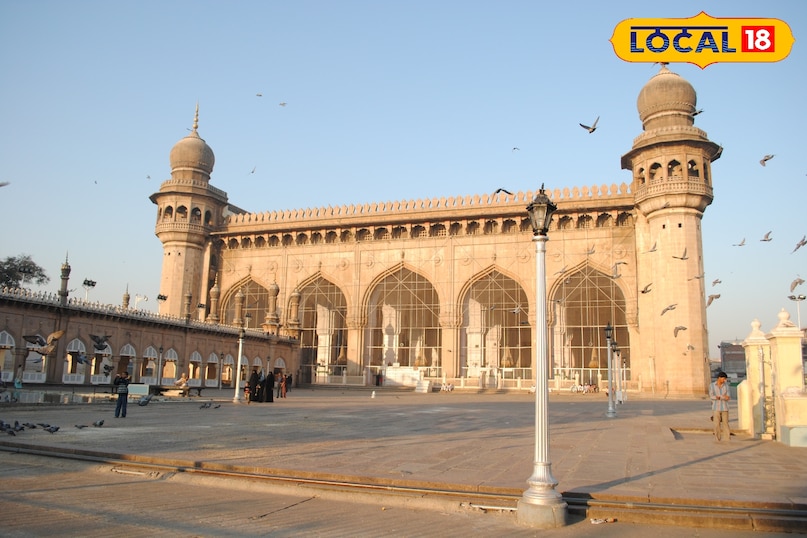 रूहानी मक्का मस्जिद  यह विशाल मस्जिद न केवल इबादत का केंद्र है बल्कि वास्तुकला का नमूना भी है। यहाँ प्रवेश फ्री है। मस्जिद के मुख्य हॉल के पत्थरों को मक्का से लाई गई मिट्टी से बनाया गया था। इसके विशाल प्रांगण में लगे फव्वारे और बैठने की जगह आपको शहर के शोर-शराबे के बीच गजब का सुकून देती है। 10 से 20 रुपए का कबूतरों के लिए दाना खरीदकर आप यहाँ की शांति का हिस्सा बन सकते हैं।