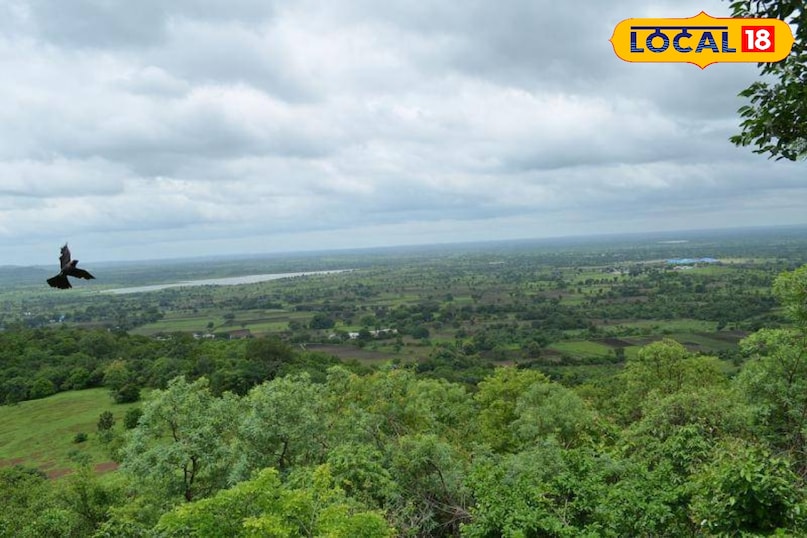 यह स्थान केवल एक हिल स्टेशन नहीं बल्कि एक समृद्ध पारिस्थितिक क्षेत्र है। यह प्रसिद्ध चिंचोली वन्यजीव सेनेटरी और चंद्रमपल्ली बांध के बैकवाटर के पास स्थित है। लगभग 3 घंटे की सुखद ड्राइव के बाद आप एक ऐसी दुनिया में पहुँच जाते हैं जहाँ शहरी कंक्रीट के बजाय सागौन के घने जंगल और घुमावदार वन मार्ग आपका स्वागत करते हैं। यहाँ का वातावरण दक्कन के पठार की वास्तविक और बीहड़ सुंदरता को दर्शाता है।